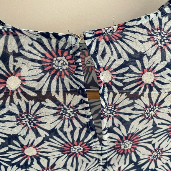 WAYF Cropped Tee in Blue Daisy Print - Picture 2 of 4